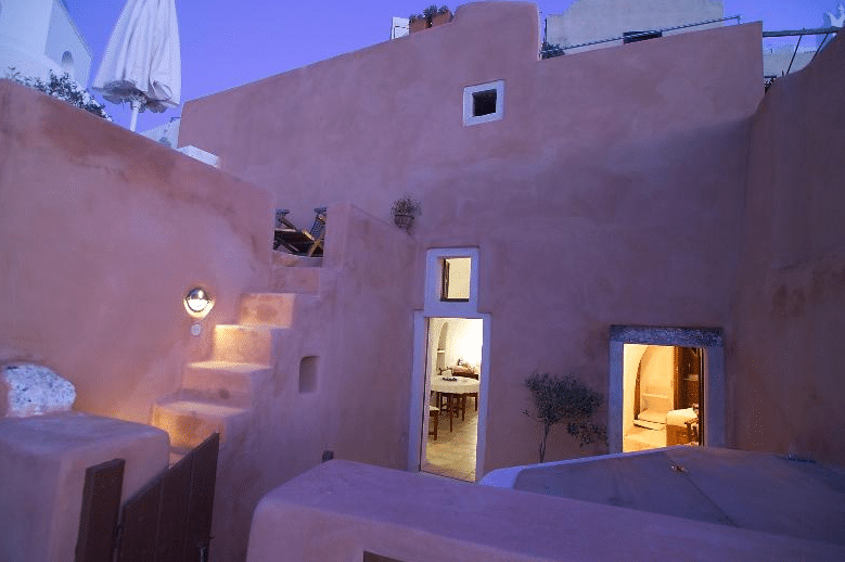 Listing photograph 4 of 20 of the house in Oia, published by Greek Exclusive Properties.