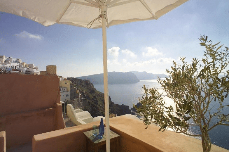 Listing photograph 10 of 20 of the house in Oia, published by Greek Exclusive Properties.