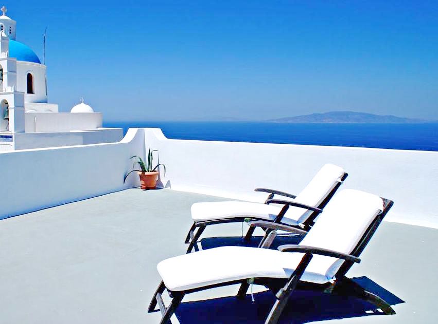Hotel at Oia Santorini with 19 spacious Apartments, ideally located in the heart of Oia