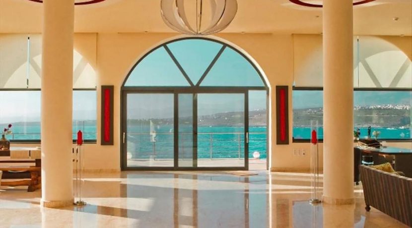 Super Seafront Villa at Crete 0