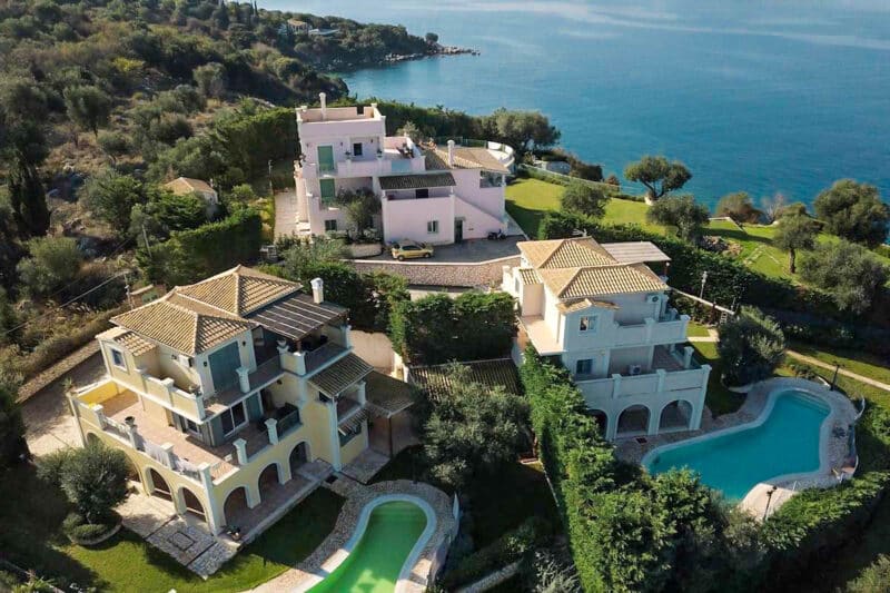 3 villas en bord de mer à Kassiopi, Corfou, à vendre in 39.79025081637,19.922165876721,14
