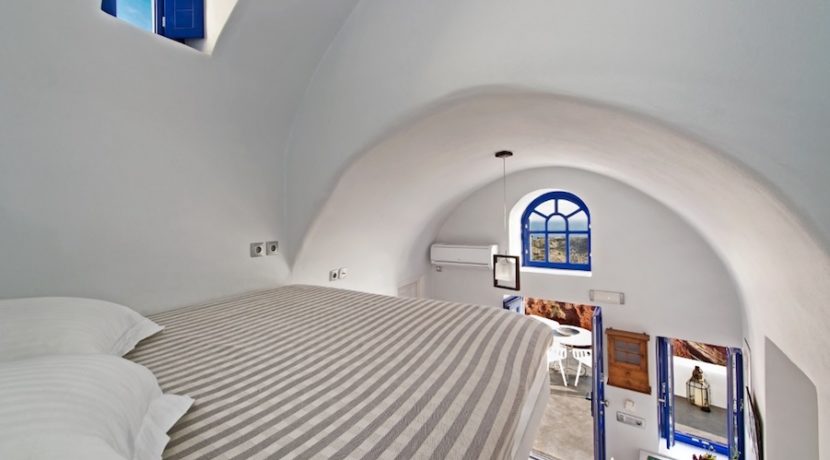 Luxury Cave House at Oia Santorini 12