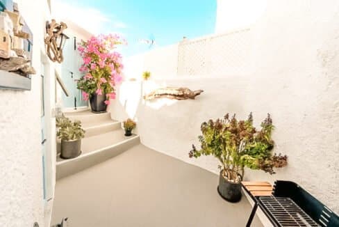 Studio Apartment at Pyrgos Santorini 4