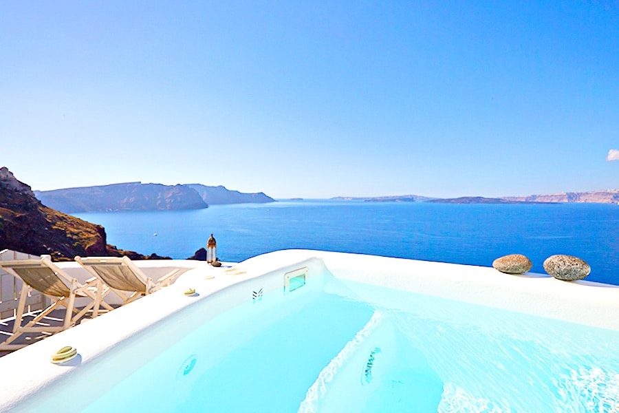 5 Cave suites property at Caldera of Oia Santorini 1