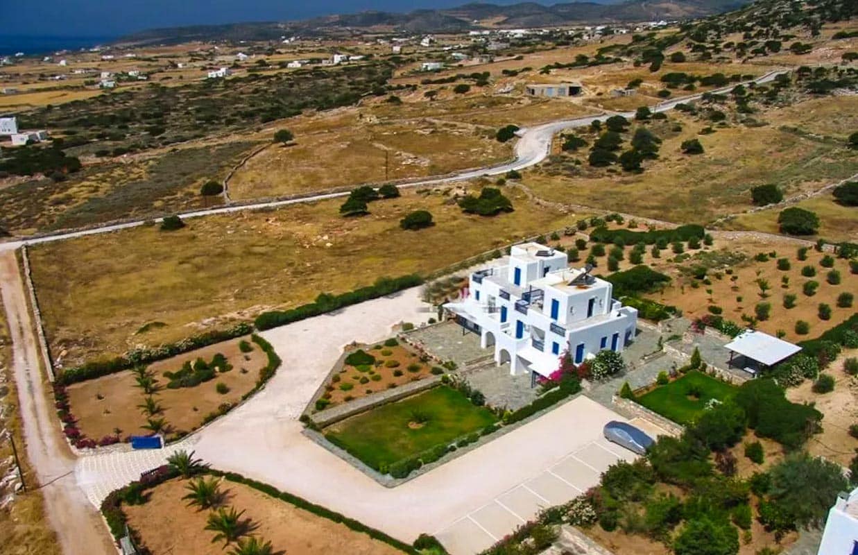 Property of 12 rooms in Paros