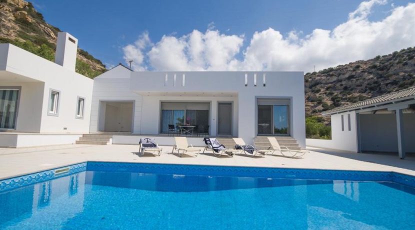 Seafront Villa near Ierapetra in Crete. Crete property for sale or rent 1