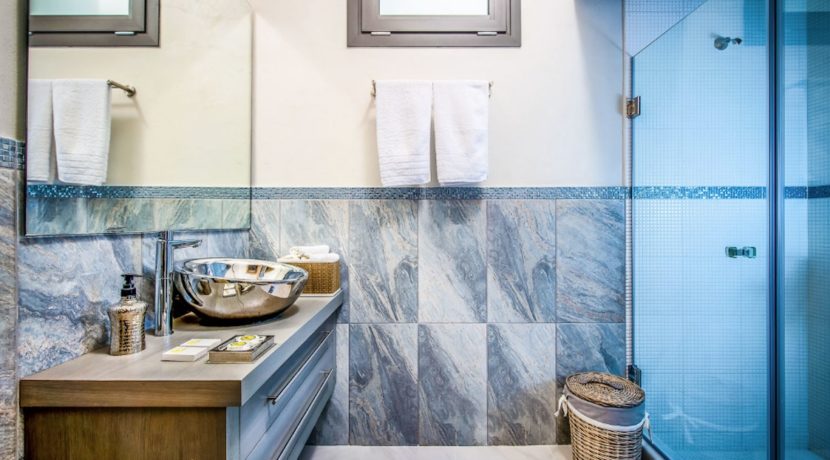 Luxury Villa in Agios Nikolaos Crete, by the sea. Villas for Sale in Crete, Seafront Villas in Crete, Luxury Estate Crete 5