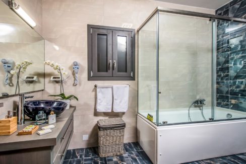 Luxury Villa in Agios Nikolaos Crete, by the sea. Villas for Sale in Crete, Seafront Villas in Crete, Luxury Estate Crete 9