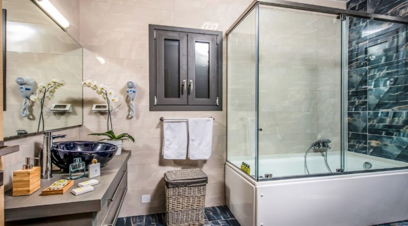 Luxury Villa in Agios Nikolaos Crete, by the sea. Villas for Sale in Crete, Seafront Villas in Crete, Luxury Estate Crete 9