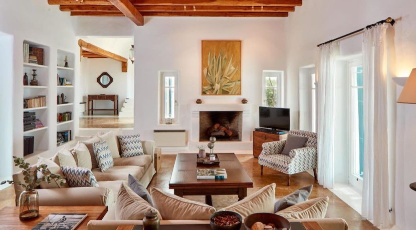 Luxury villa in Mykonos with 10,000 sqm land. Mykonos Villas, Luxury Villa for Sale in Mykonos, Mykonos Luxury Villas, Real Estate Mykonos, Agrari 25