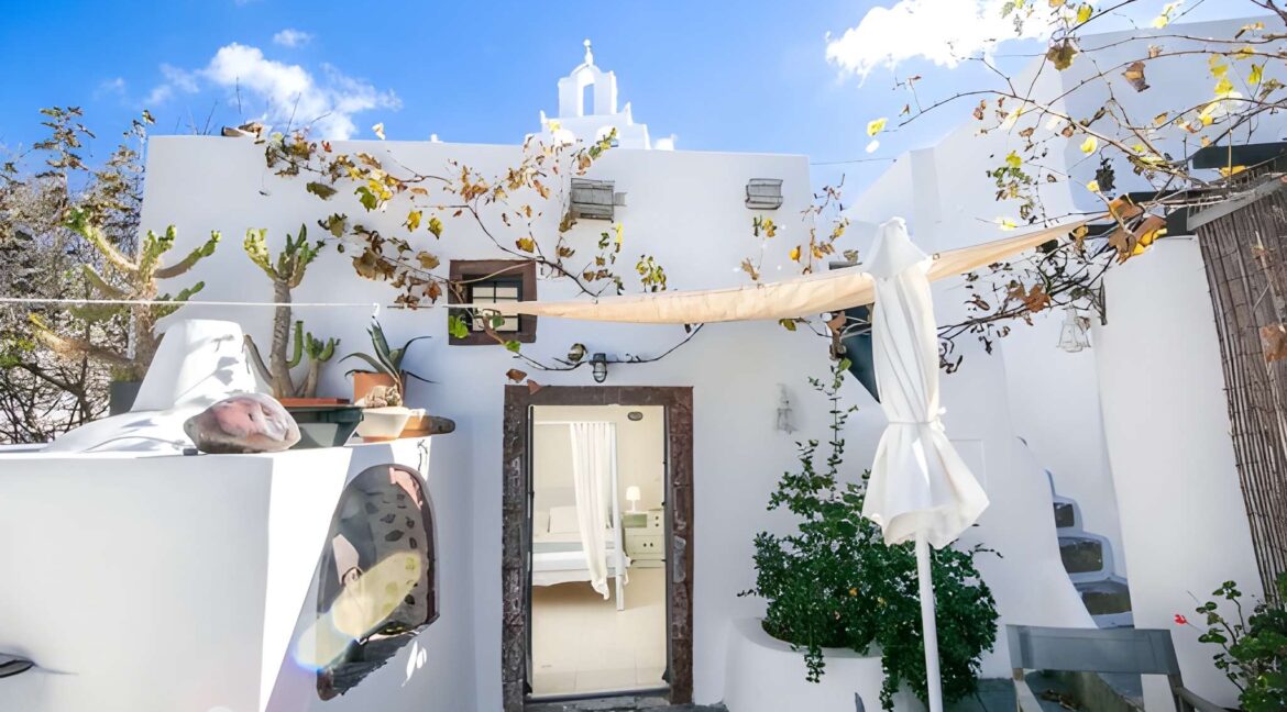 Villa at Finikia area of Oia, Santorini 3