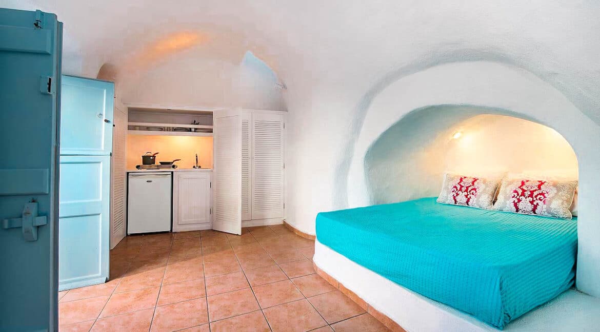 Cave Houses in Santorini Finikia Oia . Santorini Property 3