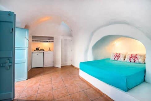 Cave Houses in Santorini Finikia Oia . Santorini Property 3