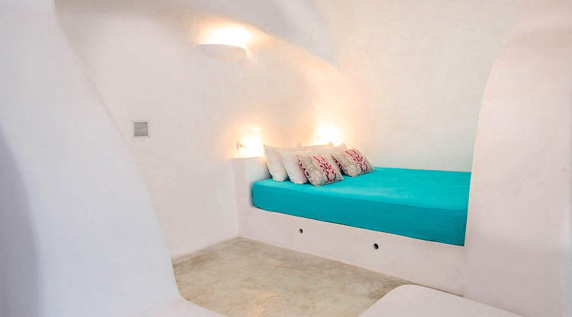 Cave Houses in Santorini Finikia Oia . Santorini Property 6