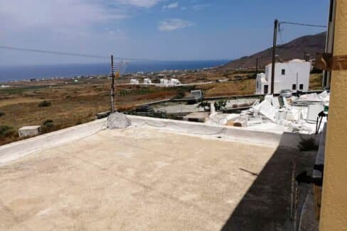 House capable to construct 2-3 apartments in Oia 10