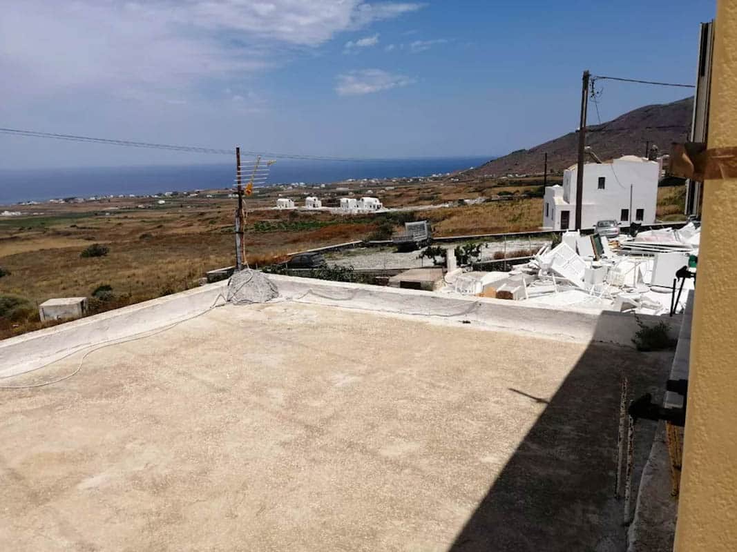 House capable to construct 2-3 apartments in Oia