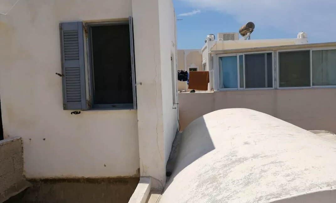 House capable to construct 2-3 apartments in Oia 4