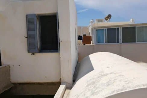 House capable to construct 2-3 apartments in Oia 4