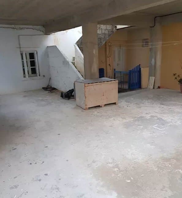 House capable to construct 2-3 apartments in Oia 5