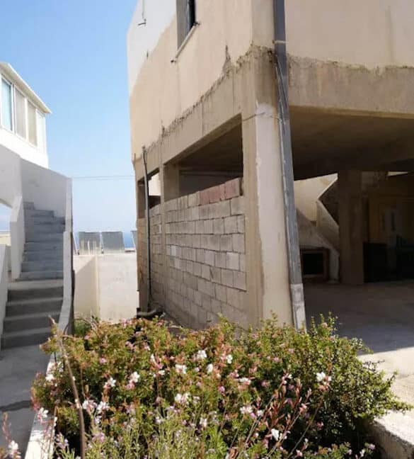 House capable to construct 2-3 apartments in Oia 6