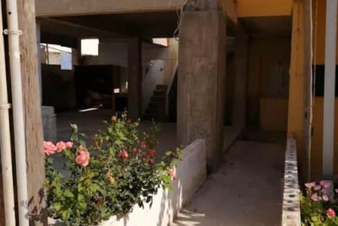 House capable to construct 2-3 apartments in Oia 7