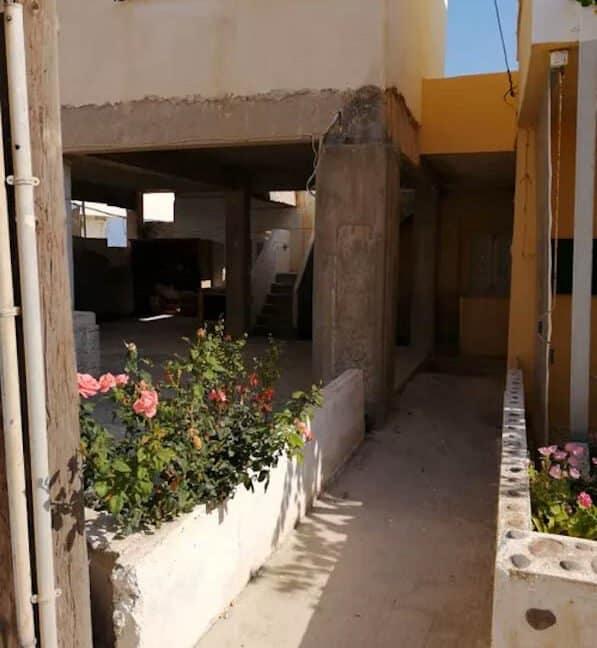 House capable to construct 2-3 apartments in Oia 7