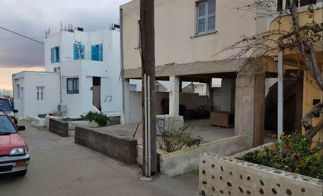House capable to construct 2-3 apartments in Oia 8