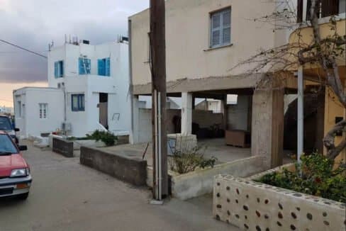 House capable to construct 2-3 apartments in Oia 8