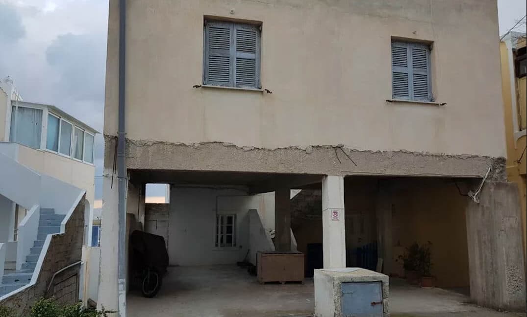 House capable to construct 2-3 apartments in Oia 9