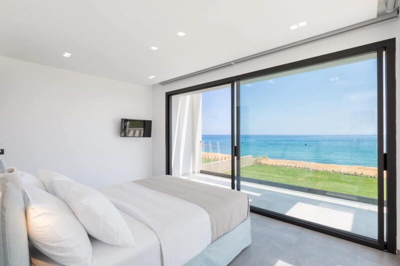 Villa en bord de mer à vendre à Halikounas, Corfou, Grèce. in 39.454022680559,19.873151919125,14