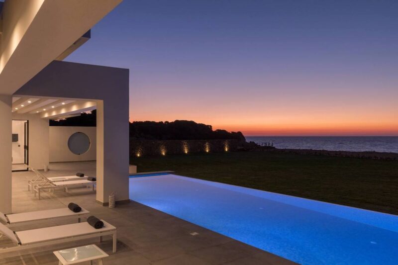 Villa en bord de mer à vendre à Halikounas, Corfou, Grèce. in 39.454022680559,19.873151919125,14