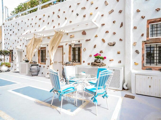 Luxury houses for sale in Santorini