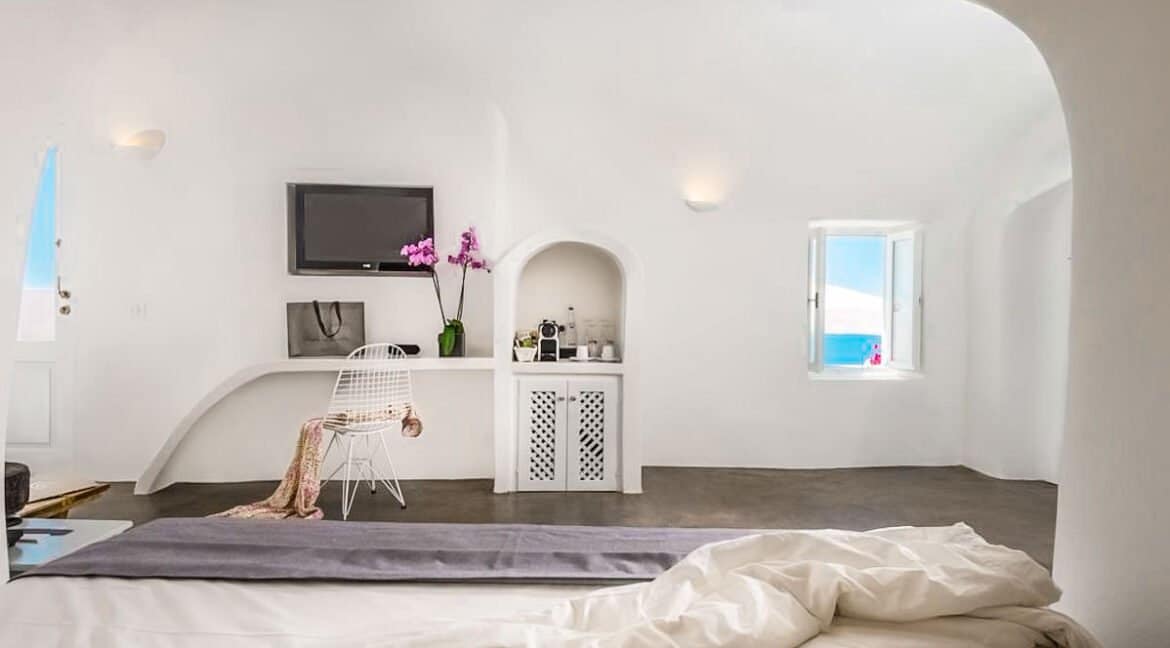 Luxury Caldera Suite Oia Santorini Greece for sale. Santorini Properties 1