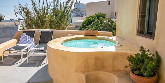 Villa with 3 apartments for Sale in Santorini Finikia