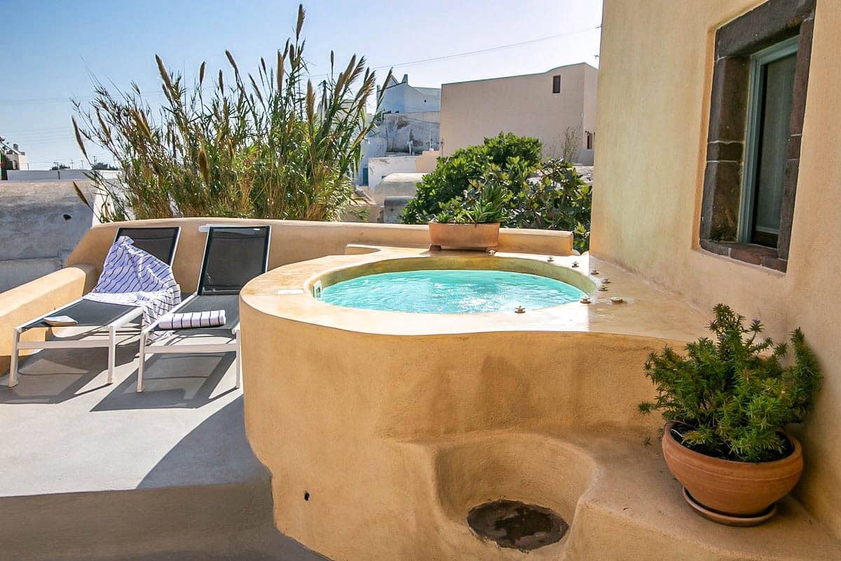 Villa with 3 apartments for Sale in Santorini Finikia