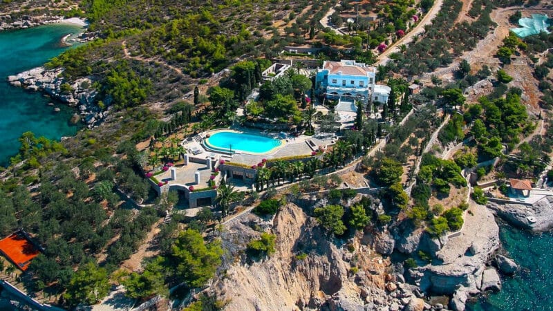 Propriété privée en bord de mer à vendre sur l'île de Spetses, près d'Athènes in 37.25869575,23.139719118007,7