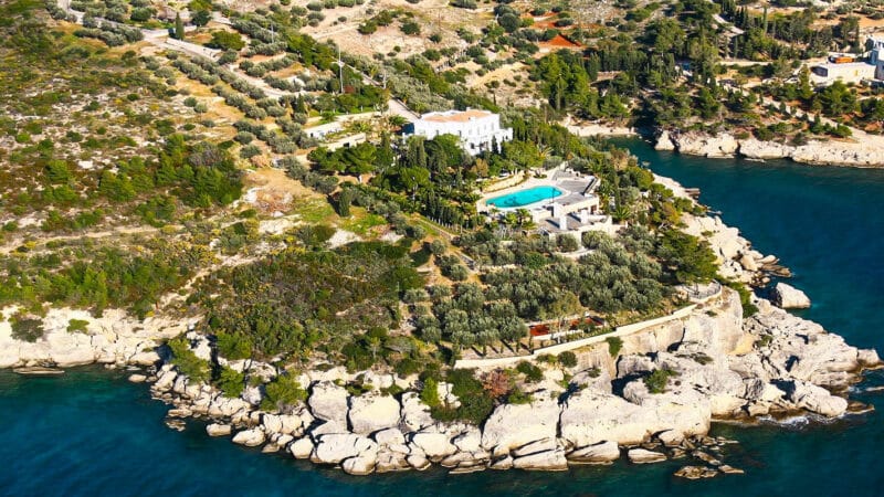 Propriété privée en bord de mer à vendre sur l'île de Spetses, près d'Athènes in 37.25869575,23.139719118007,7