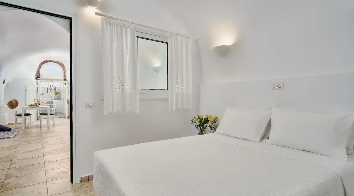 Exquisite Villa for Sale with Panoramic Views in Imerovigli, Santorini 15