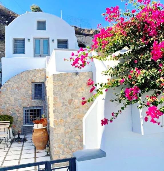 Two independent suites for Sale in Santorini