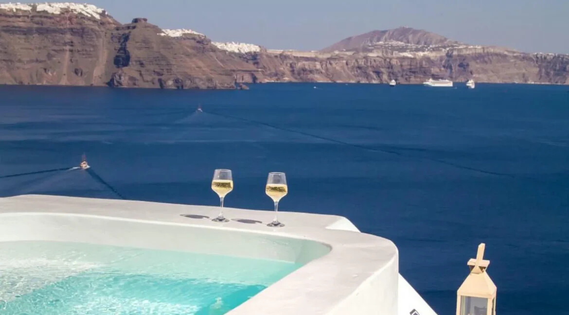 Award winning caves for sale in Oia Santorini 1
