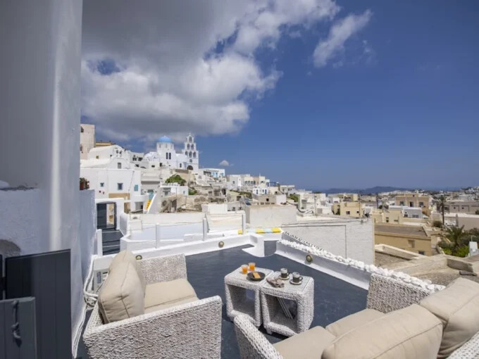 Exceptional Property in Santorini Pyrgos