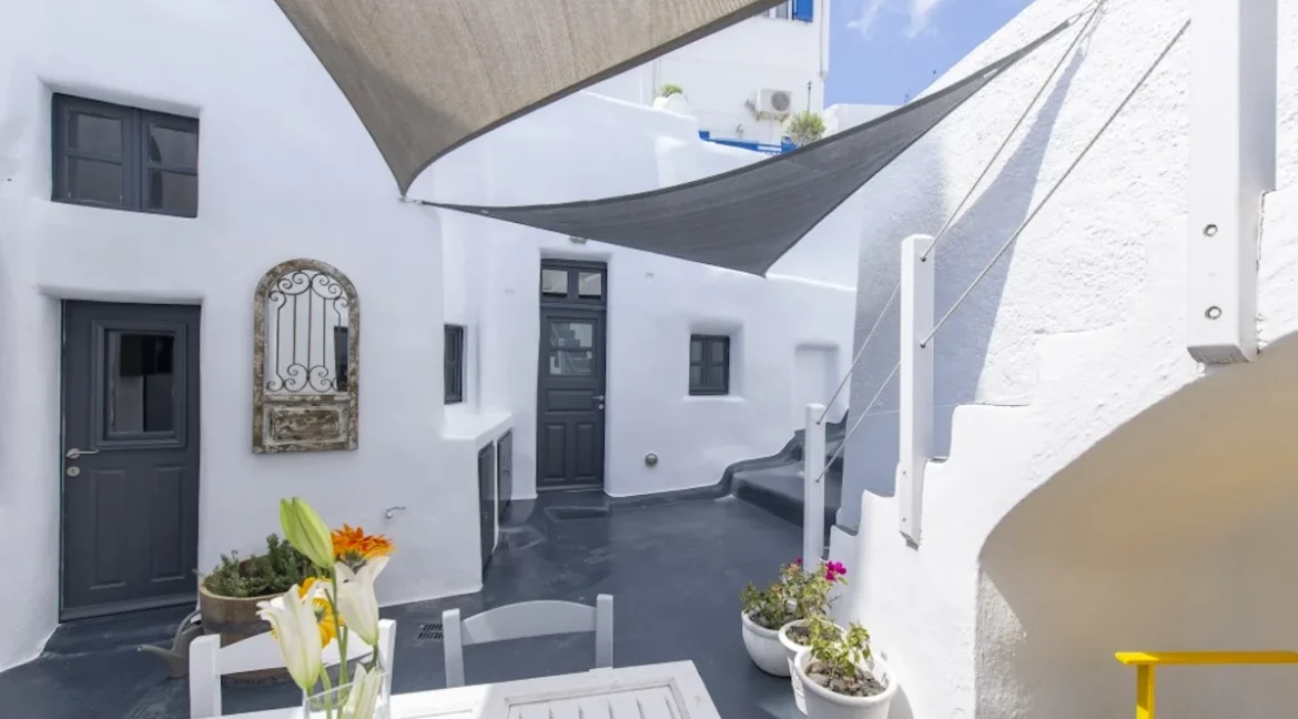 Exceptional Property in Santorini Pyrgos 4