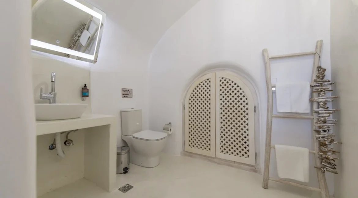 Exceptional Property in Santorini Pyrgos 6