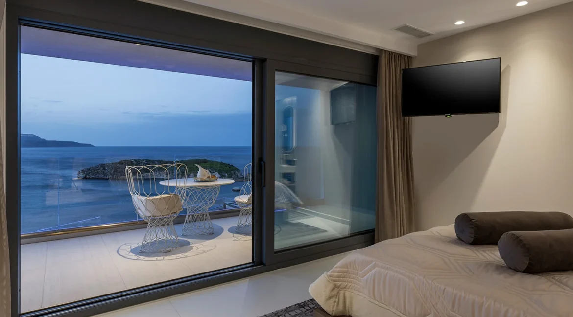 Seaside Luxury Villa with Panoramic Views in Chania, Crete 17