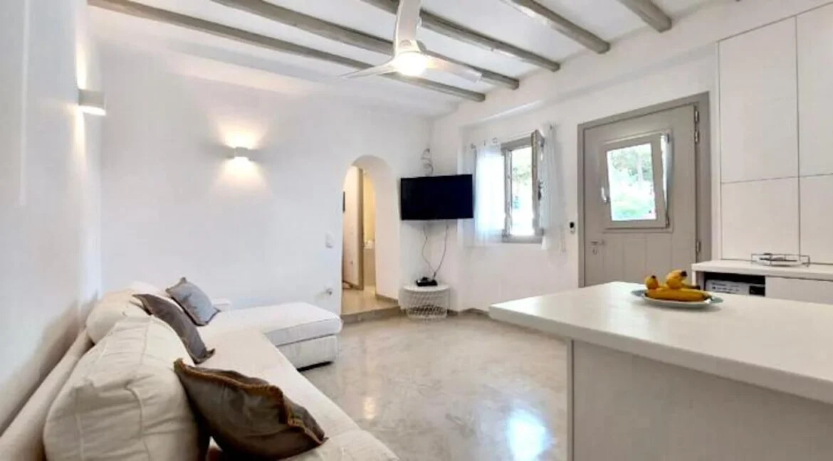 Charming ground floor house for sale in Paros 12