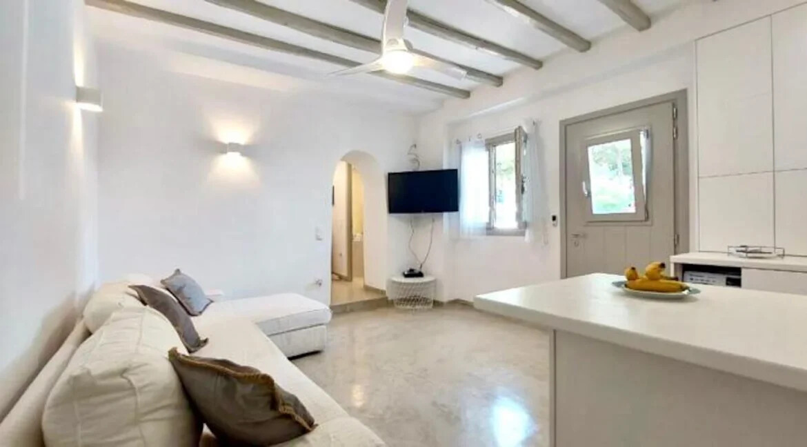 Charming ground floor house for sale in Paros 8