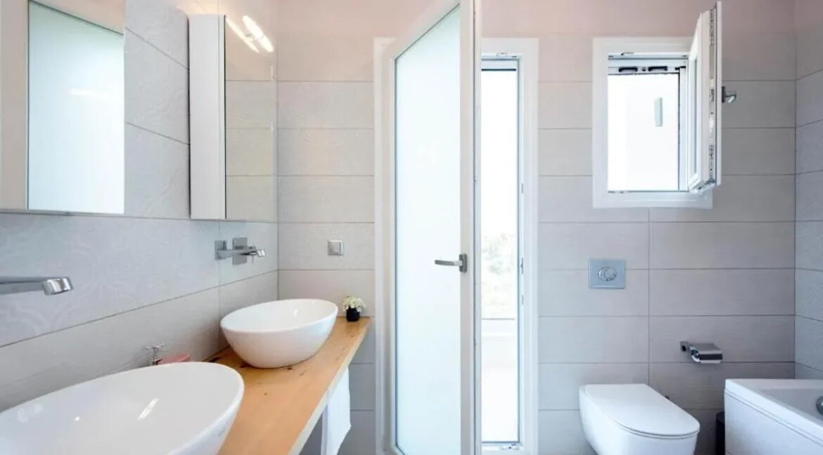 Remarkable villa for sale in Corfu 32