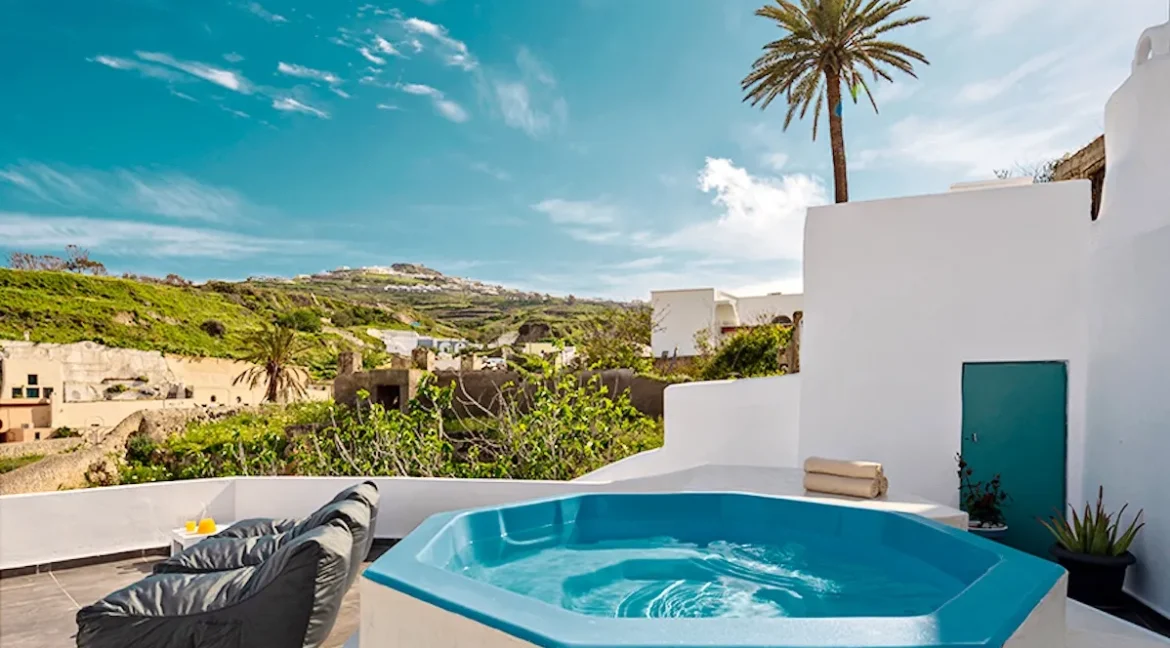 Apartment with Jacuzzi for sale at Santorini Greece