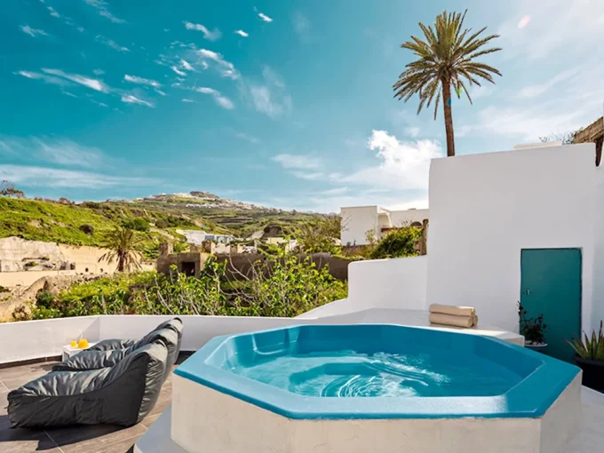 Apartment with Jacuzzi for sale at Santorini Greece