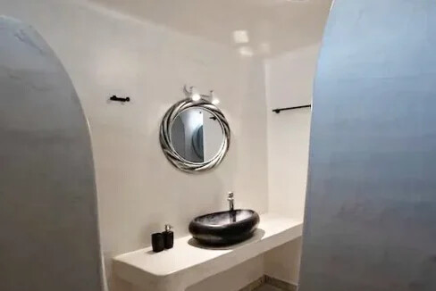 Luxurious Villa with Private Pool in Karterados, Santorini 4